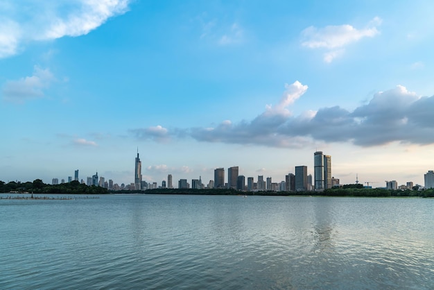 Paisaje urbano junto al lago Xuanwu en Nanjing