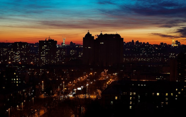 Paisaje urbano de Kiev por la noche