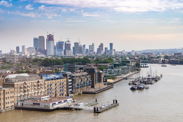 Paisaje urbano de Londres con el río Támesis