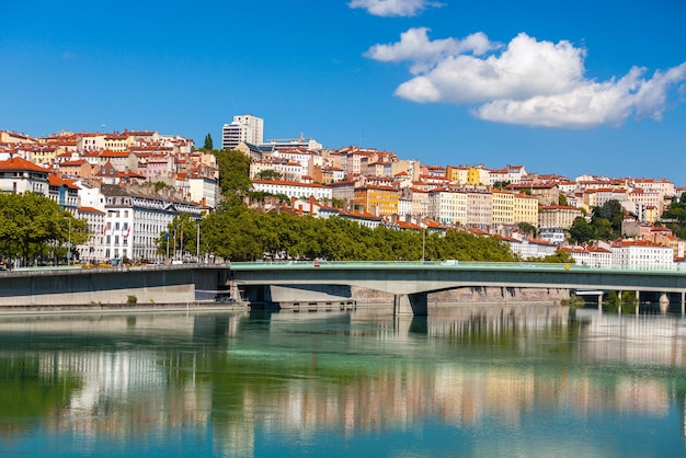 Paisaje urbano de Lyon Francia con reflejos en el agua