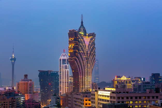 El paisaje urbano de Macao en la noche, todo el hotel y la torre son coloridos iluminados con cielo azul, Macao, China.