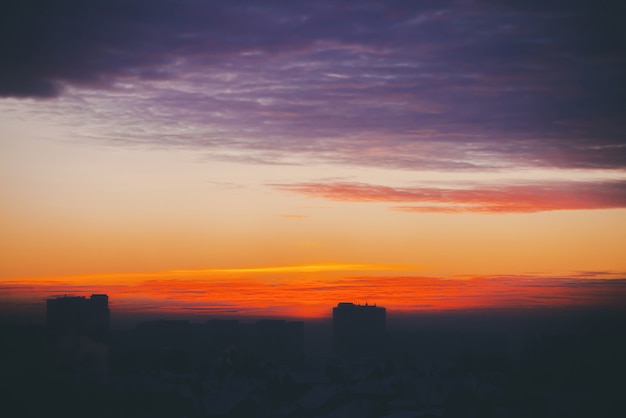 Paisaje urbano con maravilloso amanecer ardiente multicolor