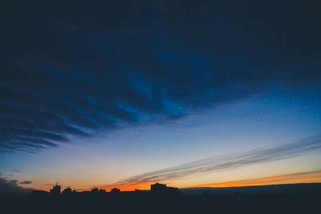 Paisaje urbano con maravilloso amanecer vívido multicolor