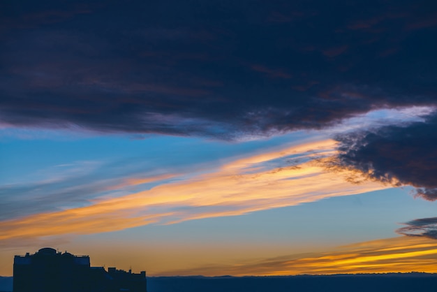 Paisaje urbano con maravilloso amanecer vivo multicolor.