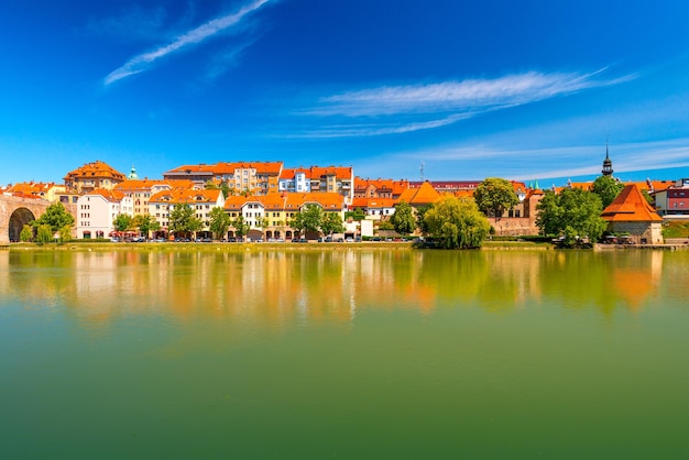 Paisaje urbano de Maribor reflejado en el agua, Eslovenia