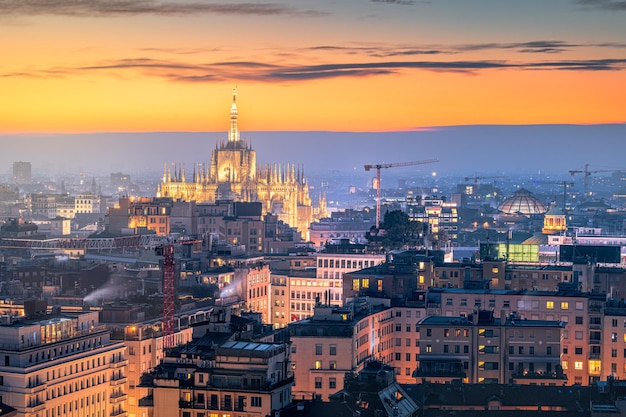 Paisaje urbano de Milán Italia con el Duomo