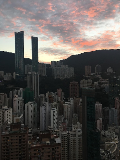 Paisaje urbano moderno contra el cielo durante la puesta de sol