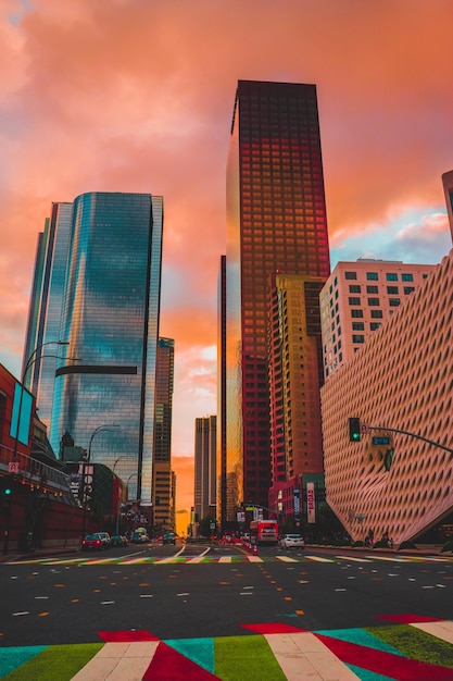 Foto paisaje urbano moderno contra el cielo durante la puesta de sol