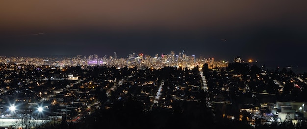 Paisaje urbano moderno en la noche con edificios del centro en segundo plano.