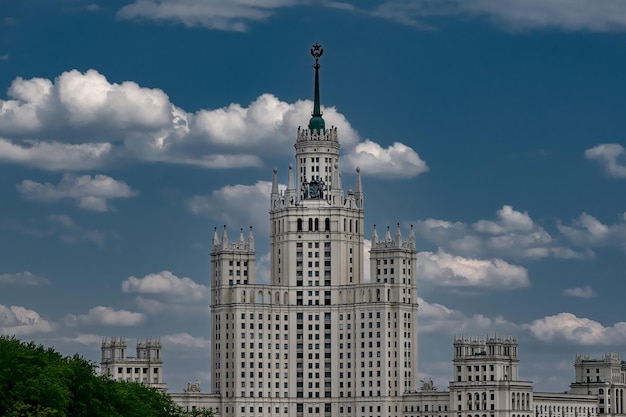 Paisaje urbano de Moscú con el edificio alto de Stalin en el terraplén de kotelnicheskaya Vista de Rusia desde el famoso parque Zaryadye