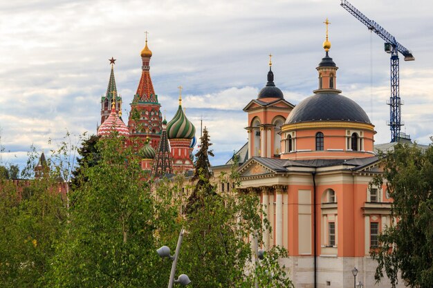 Paisaje urbano de Moscú Vista de la Catedral de San Basilio Torre Spasskaya del Kremlin y la Iglesia de Santa Bárbara en la calle Varvarka en el centro de Moscú Rusia