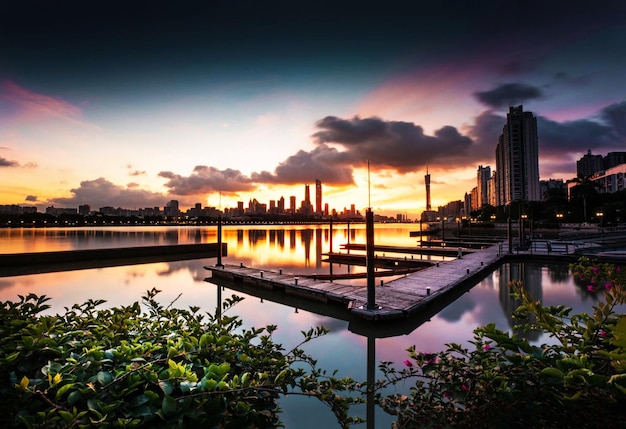 Un paisaje urbano con un muelle y una ciudad al fondo.