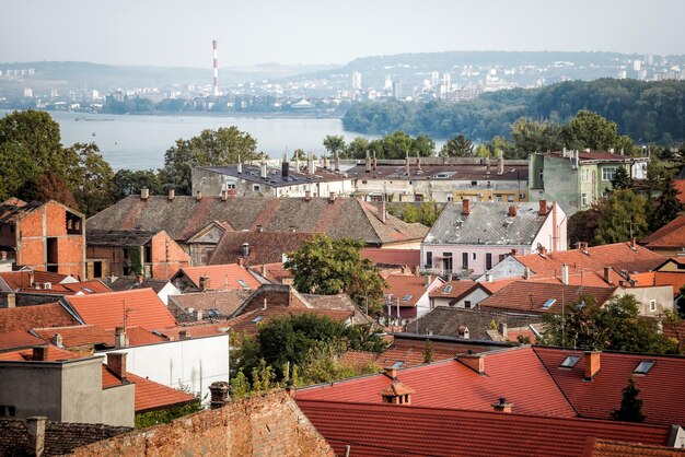 Foto paisaje urbano del municipio de zemun de belgrado, capital de serbia, con el río danubio en el fondo