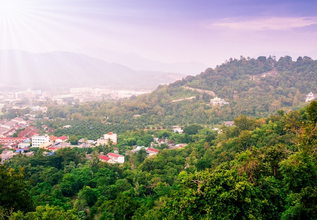 Paisaje urbano en la naturaleza del paisaje de montaña con rayo de sol y niebla