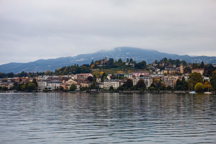 El paisaje urbano de la naturaleza y la vista al lago en el lago de Ginebra en Montreux, Suiza