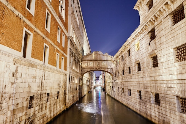 Paisaje urbano de noche de la ciudad de Venecia coloridos edificios sobre el agua