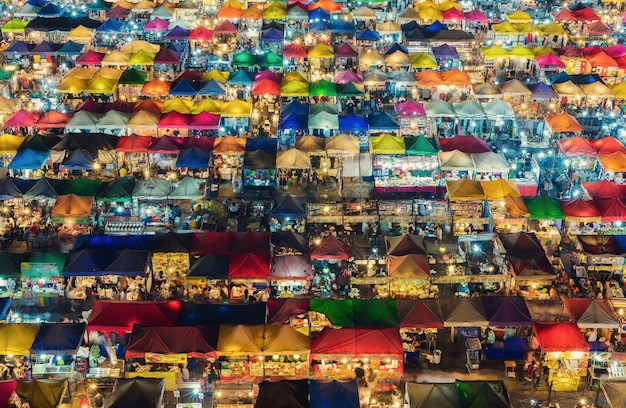 Paisaje urbano en la noche del mercado chatujak