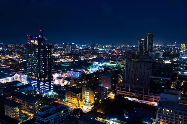 Paisaje urbano por la noche en Pattaya