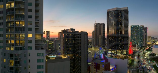 Paisaje urbano nocturno del distrito central de Miami Brickell en Florida, EE.UU. Horizonte con altos rascacielos en las modernas megaciudades estadounidenses