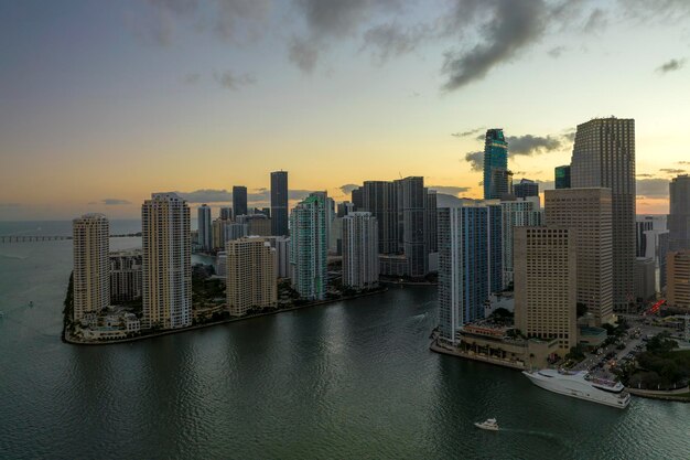 Paisaje urbano nocturno del distrito central de Miami Brickell en Florida, EE.UU. Horizonte con altos rascacielos oscuros en las modernas megaciudades estadounidenses