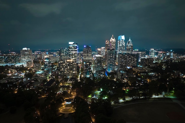 Paisaje urbano nocturno del distrito del centro de la ciudad de Atlanta en Georgia, EE.UU. Horizonte con edificios de rascacielos iluminados en la moderna megapolis estadounidense