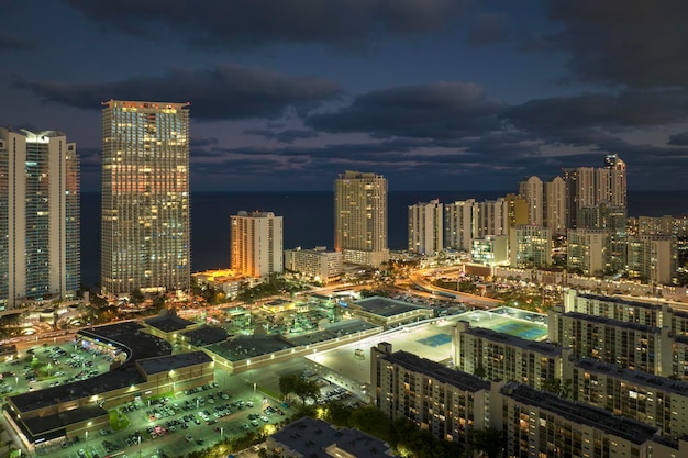 Paisaje urbano nocturno del distrito del centro de Sunny Isles Beach, ciudad de Florida, Estados Unidos.
