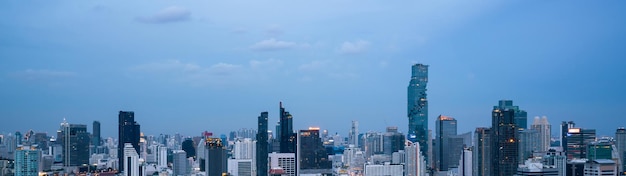 Paisaje urbano nocturno y edificios de gran altura en el centro de la ciudad de metrópolis