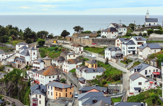 Paisaje urbano nocturno de Luarca (vista superior), Asturias, España.