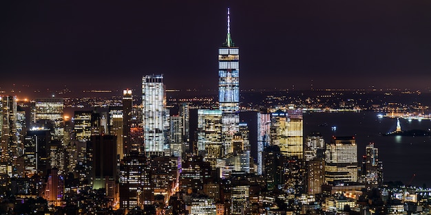 Paisaje urbano nocturno de Manhattan