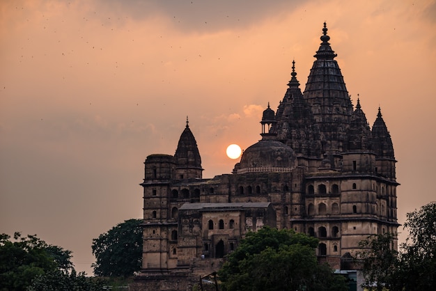 Paisaje urbano de Orchha, templo hindú de Chaturbhuj. También se escribe Orcha, famoso destino turístico en Madhya Pradesh, India.