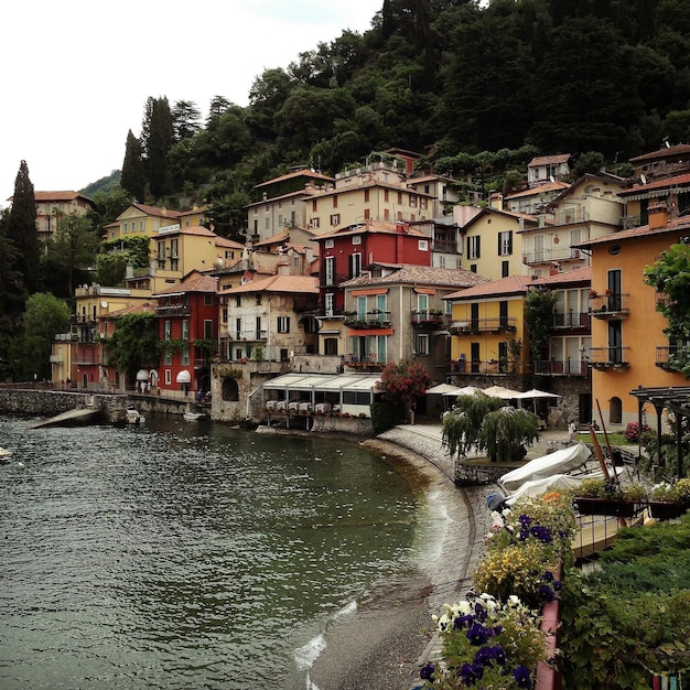 Foto paisaje urbano en la orilla del lago