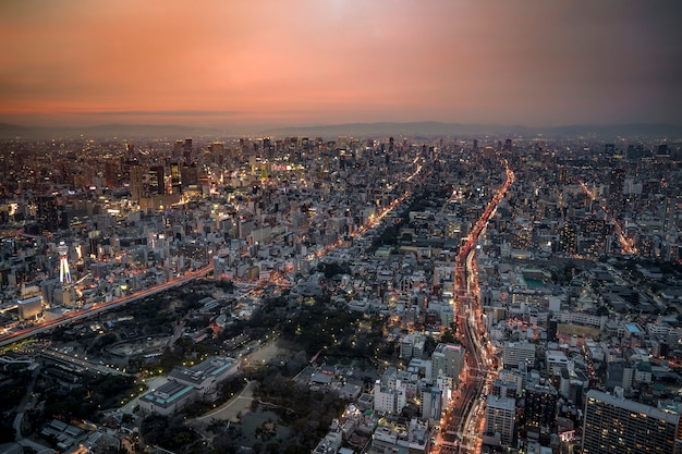 Paisaje urbano de Osaka en el cielo anaranjado tiempo crepuscular