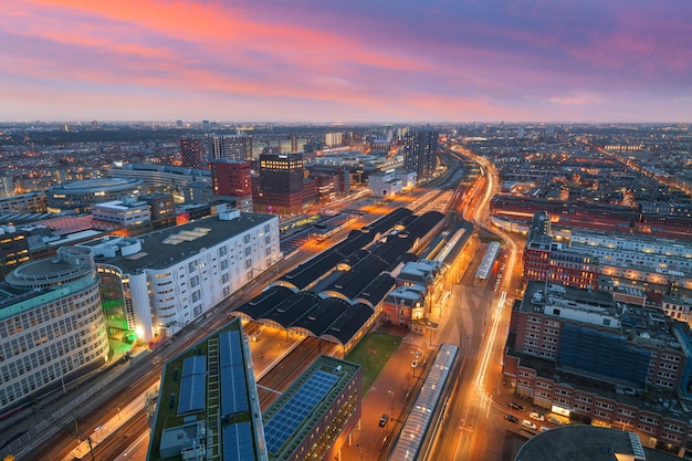 El paisaje urbano de los Países Bajos de La Haya con vistas a la estación de tren Den Haag HS
