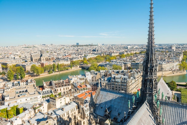 Paisaje urbano de París con arquitectura aérea, techos y vistas a la ciudad antes del incendio el 15 de abril de 2019. París, Francia