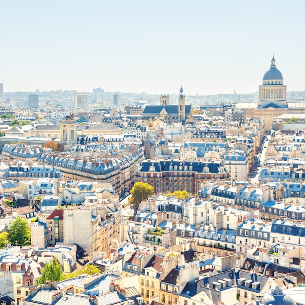 Paisaje urbano de París con arquitectura aérea, techos y vistas a la ciudad