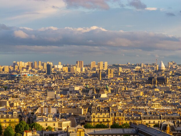 Paisaje urbano de París con cielo nublado desde Montmartre París Francia