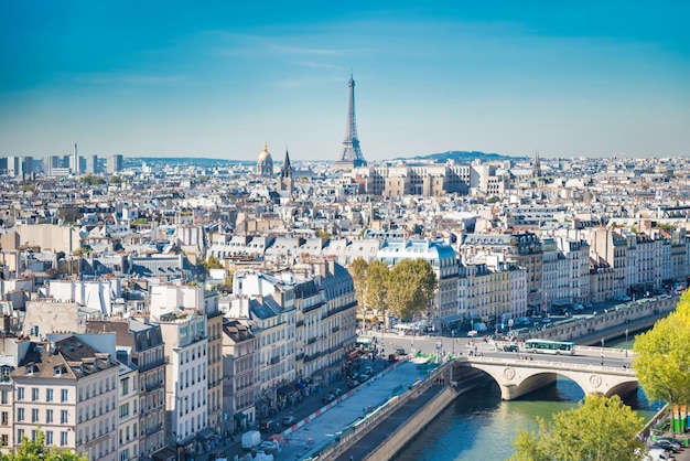 Paisaje urbano de París con la torre Eilffel y vistas a la ciudad de París