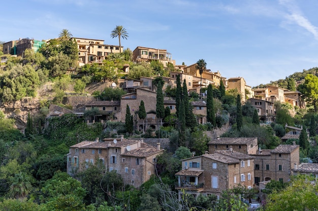 paisaje urbano del pequeño pueblo costero de Deia en Mallorca España Destinos de viaje famosos