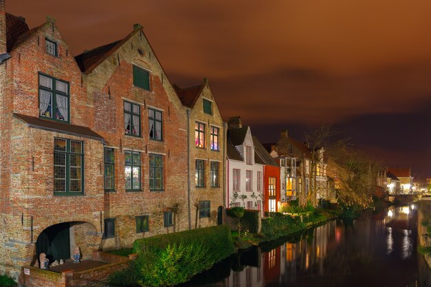 Paisaje urbano con el pintoresco canal nocturno de Brujas