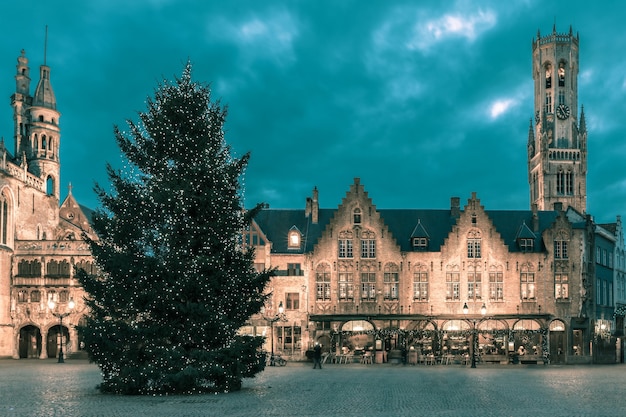 Paisaje urbano con la plaza Burg de Navidad en Brujas