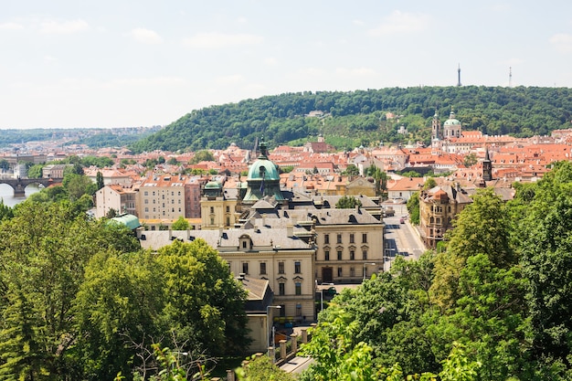 Paisaje urbano de Praga en verano, República Checa.