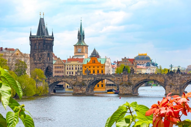 Paisaje urbano de primavera de Praga con la torre del río Charles Bridge Vltava y arquitectura medieval