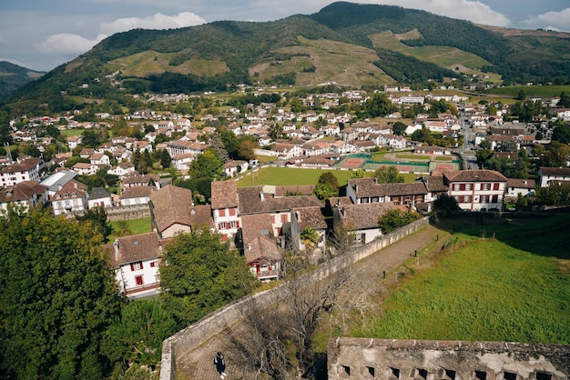 Foto paisaje urbano del pueblo vasco de st jean pied de port france