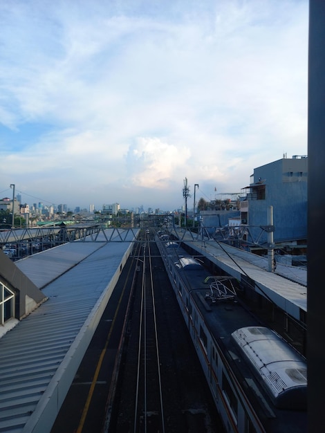 Un paisaje urbano con un puente y una ciudad al fondo.