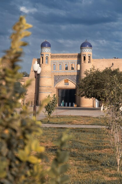 Paisaje urbano con puertas de Polvon darvoza a la ciudad vieja de IchanKala contra el cielo nublado Khiva Uzbekistán