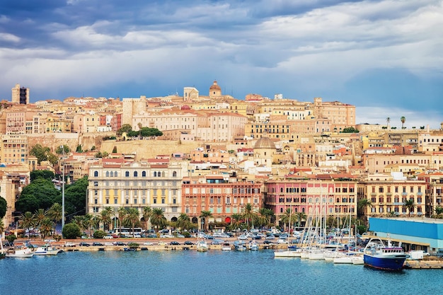 Paisaje urbano y puerto deportivo en el mar Mediterráneo en Cagliari, Cerdeña, Italia