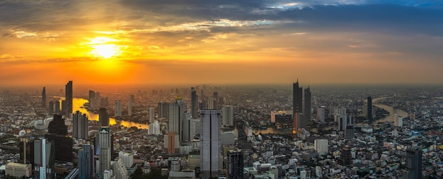 Paisaje urbano en puesta de sol