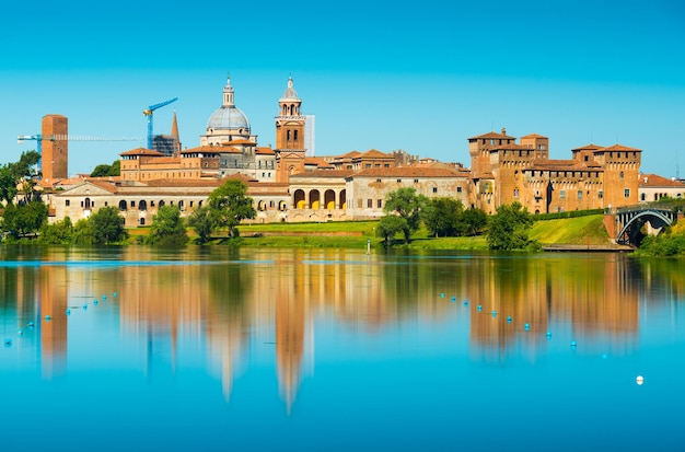 Paisaje urbano reflejado en el agua. Mantova, Lombardía, Italia