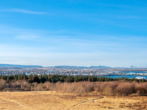 Paisaje urbano de Reykjavik, capital de Islandia desde el mirador de la cubierta del Observatorio Perlan