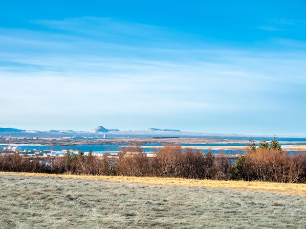 Paisaje urbano de Reykjavik, capital de Islandia desde el mirador de la cubierta del Observatorio Perlan